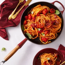 Le Creuset Signature Cast Iron 28cm Frying Pan - Garnet