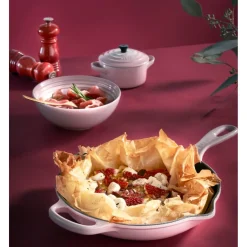 Le Creuset Signature Cast Iron 23cm Round Skillet - Shell Pink