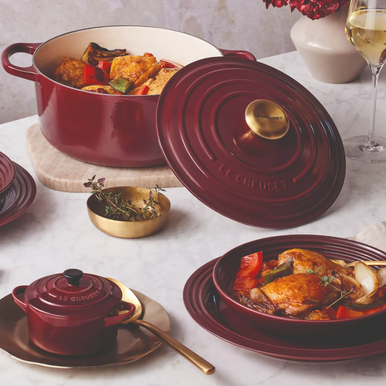 Le Creuset Signature Cast Iron 28cm Round Casserole - Garnet