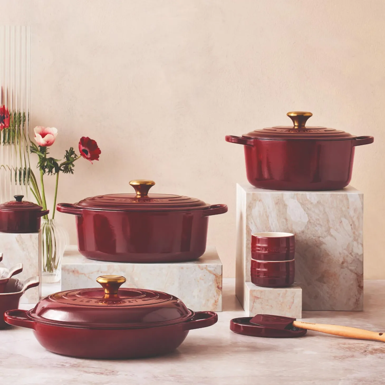 Le Creuset Signature Cast Iron 28cm Round Casserole - Garnet