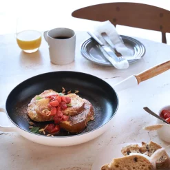 Le Creuset Signature Cast Iron 28cm Frying Pan - Meringue