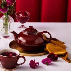 Le Creuset Stoneware Classic Teapot - Garnet