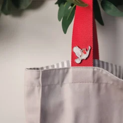 Wrendale Designs by Hannah Dale Pin Badge - Flying Robin - Robin